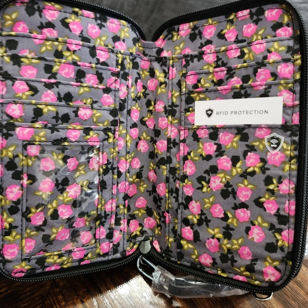 NWT Vera Bradley Black Quilted RFID 3 IN 1 Crossbody Wallet Wristlet